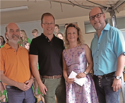 Die Bürgermeister v. li. Rudolf Wingender (Volkesfeld), Jörg Lempertz (VG-Bürgermeister), Andreas Doll (Rieden) mit Schulleiterin Anke Groß. Fotos: -HB-